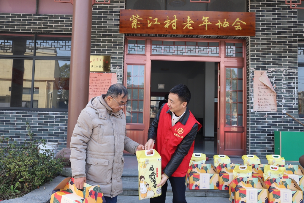 暖春意，敬老情-爱游戏在线注册-官方网站多年坚持慰问孤寡老人